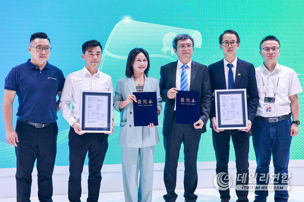 Haiyan Huang (middle), EVP&CSO at Astronergy, received certificate from TÜV Rheinlands at SNEC on June 13.