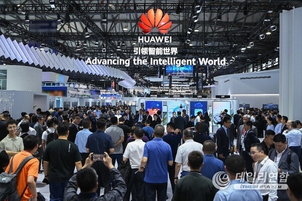 Huawei's SNIEC Hall N1 booth at MWC Shanghai 2024