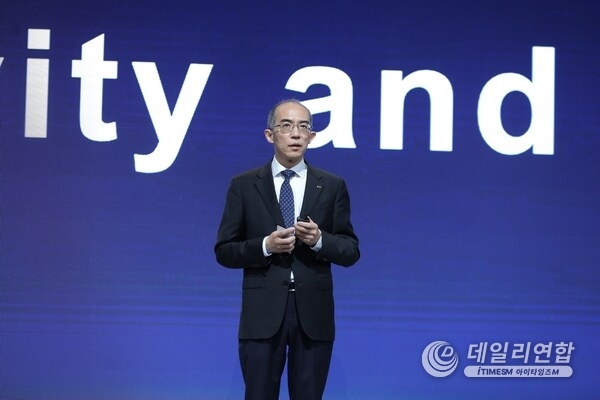 ZTE CEO Xu Ziyang delivering the speech titled "Ingenuity for Solid Foundation, Openness for Win-Win" at the "AI First" session