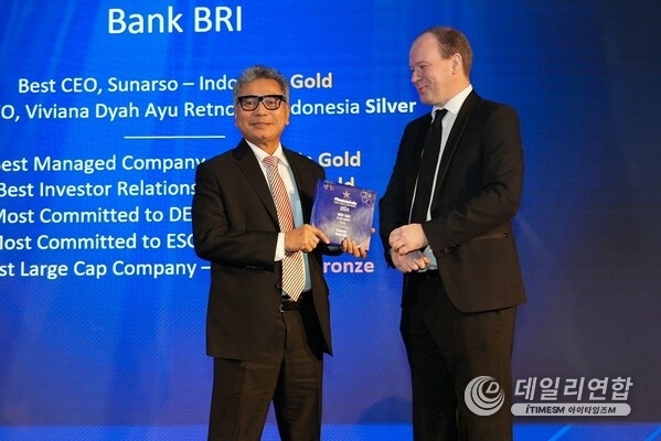 Hong Kong (06/28) - Recognized for his strategic leadership, BRI President Director Sunarso won the Best CEO awards. Under his ambitious leadership, the bank won a total of 11 awards from Finance Asia 2024.