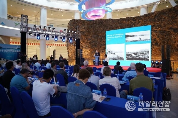 The photo shows the site of the 40th Anniversary, Discovery of Chengjiang Biota -- International Palaeontological Forum. (Source: Yunnan.cn)