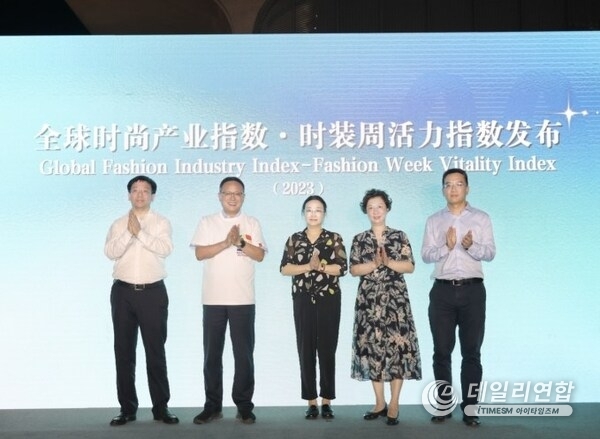 Photo shows that Jiang Wei, head of Xinhua News Agency Shanghai Bureau, Liu Min, deputy director of Shanghai Municipal Commission of Commerce, Tong Jisheng, chairman of Orient International (Holding) Co., Ltd., Ji Shengjun, president of Orient International (Holding) Co., Ltd., and Yu Linwei, deputy head of Xuhui District, jointly released the Global Fashion Industry Index-Fashion Week Vitality Index Report 2023. (Source: Shangtex)