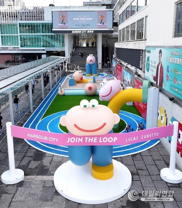 Harbour City is surrounded by Lucas Zanotto's colourful and adorable art style, transforming it into an artistic sports wonderland!