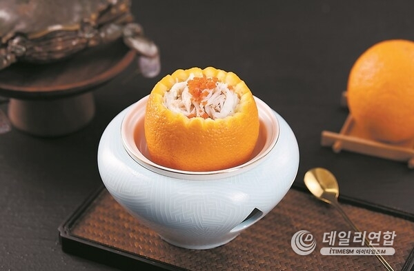 Photo shows a Quanzhou delicacy made from crabs and oranges.