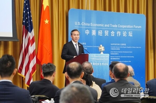 On July 29 local time, the U.S.-China Economic and Trade Cooperation Forum was held in New York City. The picture shows Ren Hongbin, President of the CCPIT, delivering a speech.