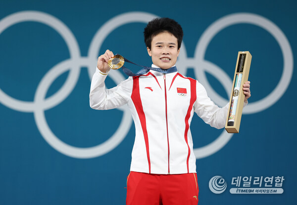 Hou Zhihui of Hunan Zoomlion Weightlifting Team Shatters Olympic Record to Secure Gold Medal at Paris Olympics (Source: Xinhua News Agency)