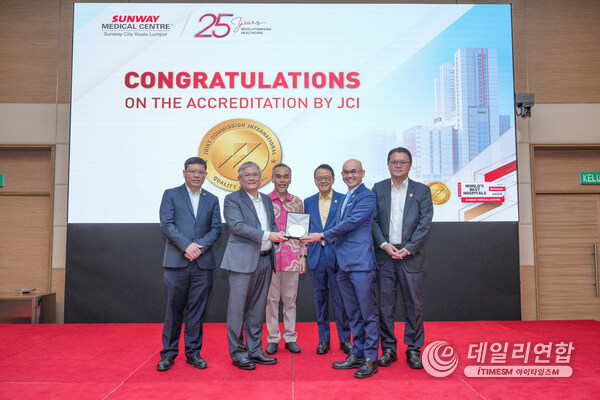 Sunway Healthcare Group President Dato'Lau (2nd from left) and Sunway Group Founder and Chairman Tan Sri Sir Jeffrey Cheah (3rd from right) receiving the JCI Accreditation, The Gold Seal of Approval crest from Nick Liew, International Manager, Asia Pacific of JCI, witnessed by Datuk Dr Muhammad Radzi Abu Hassan, Director-General of Health, Ministry of Health Malaysia (middle).