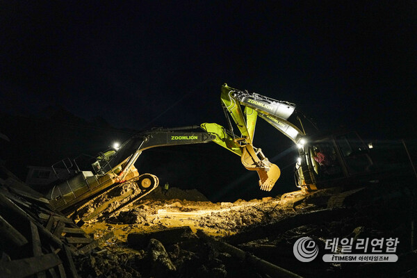 Zoomlion's support team works through the night to assist with landslide disaster relief efforts in Zixing City, Hunan Province, China