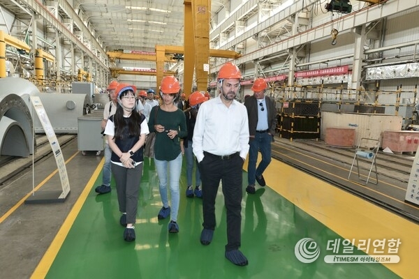 Photo shows representatives of foreign media visiting an assembly workshop of Shaanxi Blower (Group) Co., Ltd. (Shaangu Group) in Lintong manufacturing park in Xi'an City of Shaanxi Province, Sept. 10, 2024.