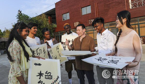 Photo shows that foreign students learned Chinese calligraphy from local calligraphers in Zaozhuang City of east China's Shandong Province. (Provided by Hong Xiaodong)