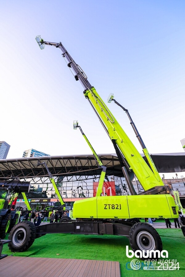 The ZT82J, world’s tallest straight boom aerial work platform by Zoomlion