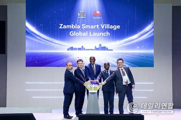 Ministry of Science and Technology of Zambia and Huawei Launch the global Smart Village Showcase (Left to right: Victor Guo, President of Sub-Saharan Africa Enterprise Business, Huawei; Li Junfeng (Wind), CEO of Global Public Sector BU, Huawei; Felix C. Mutati, Minister of Technology and Science, Zambia; Brilliant Habeenzu, Permanent Secretary of Technology and Science, Zambia; David Wang, Vice President of Corporate Communications, Huawei )