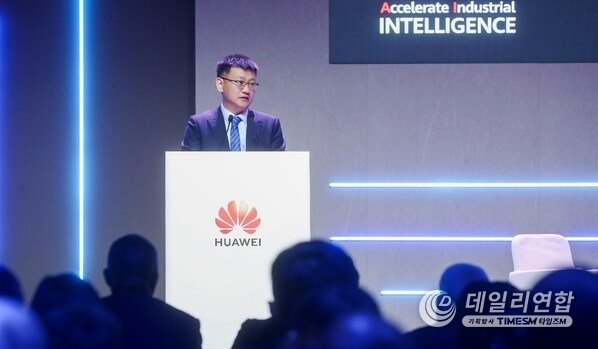 Li Junfeng (Wind), Vice President of Huawei and CEO of Global Public Sector BU, delivering his speech