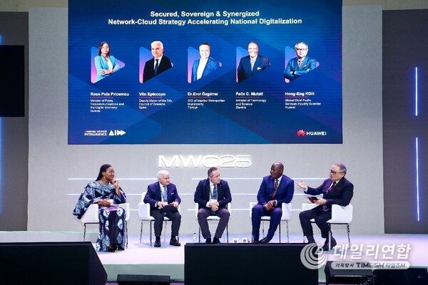 Koh Hong-Eng, Global Chief Public Services Industry Scientist interacting with guest speakers (Left to right: Rose Pola Pricemou, Minister of Posts, Telecommunications and the Digital Economy, the Republic of Guinea; Vito Epis-copo, Deputy Mayor of the City Council of Granada, Spain; Dr. Erol Özgüner CTO of Istanbul Metropolitan Municipality, Türkiye; Felix C. Mutati, Minister of Technology and Science, the Republic of Zambia; Koh Hong-Eng, Chief Scientist of Huawei Global Public Sector BU )