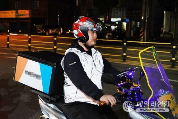 반광의류를 착용한 배달종사자 모습