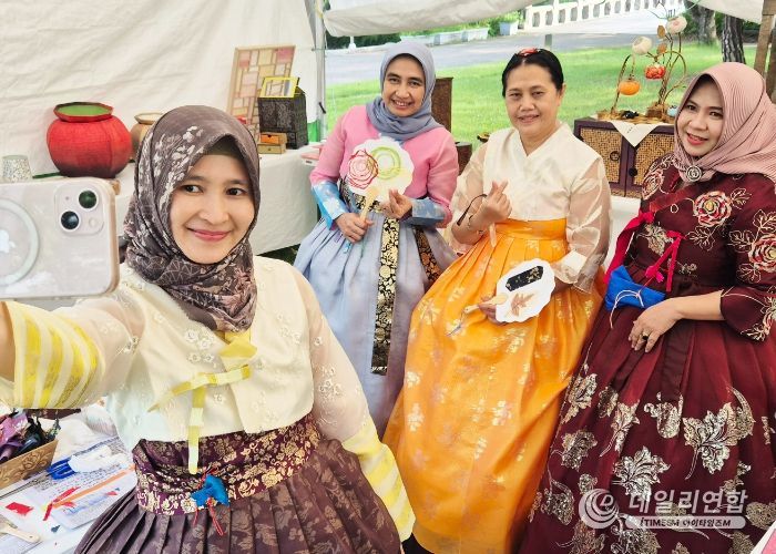 ‘2024 천안 K-컬처박람회’를 찾은 외국인 방문객들이 한복을 입고 기념사진을 촬영하고 있다.