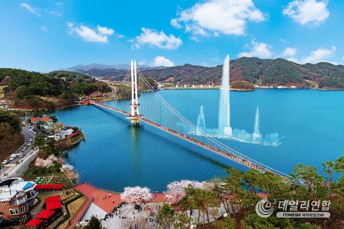 예산군 대표관광지인 예당호 출렁다리와 음악분수