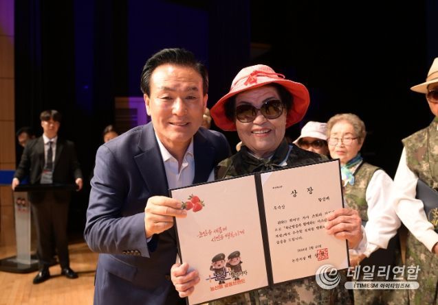 우수상을 수상한 황점례 어르신과 백성현 시장