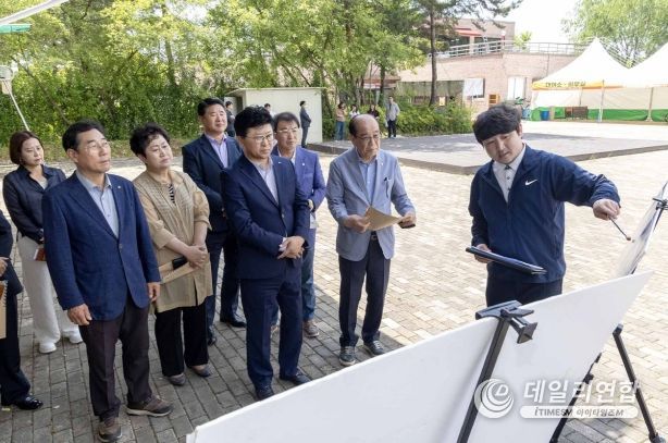 최충규 대덕구청장(사진 첫 번째 줄 오른쪽에서 세 번째)이 물놀이시설 사전점검을 실시하고 있다.