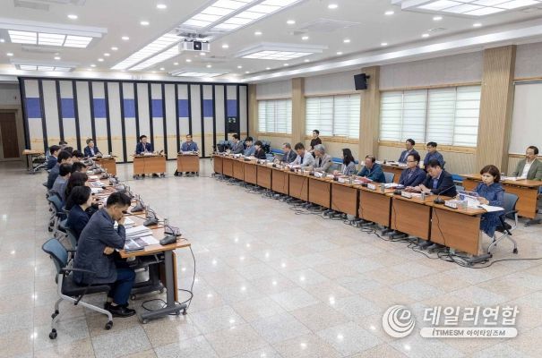 최충규 대덕구청장이 2024 대덕물빛축제 최종성과 보고회를 진행하고 있다.