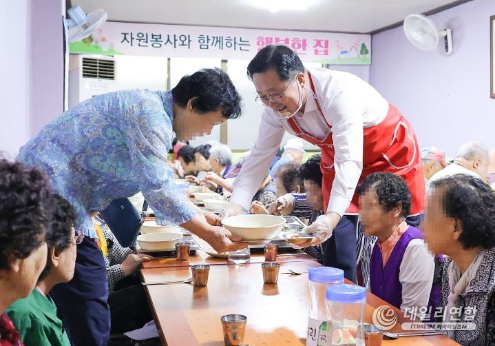이장우 시장과 대전시공무원노동조합, 선화동 무료급식소 방문 봉사