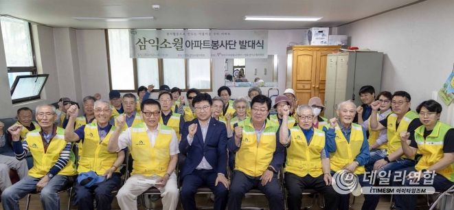최충규 대덕구청장(사진 첫 번째 열 왼쪽 네 번째)과 박재용 대덕구자원봉사센터 이사장(사진 첫 번째 열 왼쪽 다섯 번째), 기경서 삼익소월아파트 봉사단 단장(사진 첫 번째 열 왼쪽 세 번째)과 봉사단원들이 발대식을 가진 후 기념사진을 촬영하고 있다.