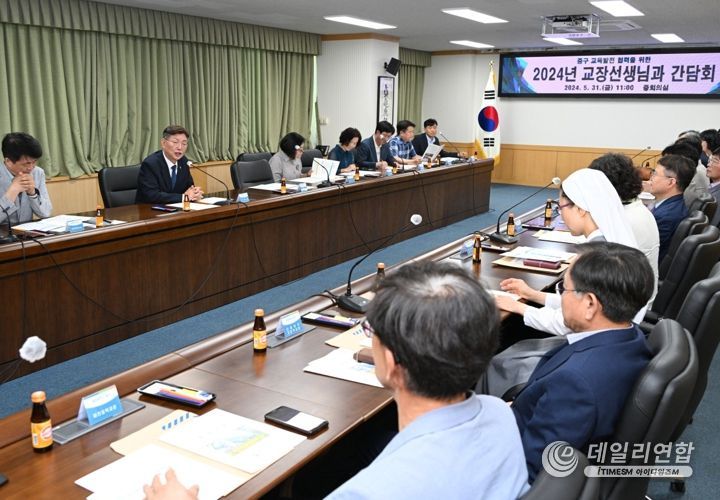 지난 1일 유성구청소년수련관에서 ‘2024년 제1차 유성구 청소년어울림마당’ 개막식을 개최한 가운데, 정용래 유성구청장(앞줄 왼쪽에서 세 번째)이 참석자들과 기념촬영을 하고 있다.