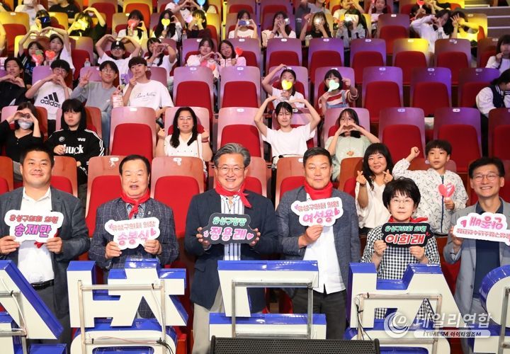 31일 대전신세계백화점에서 (왼쪽부터)한전복 초록우산어린이재단 대전지역본부장, 윤석희 신세계백화점 대표이사, 설동호 대전광역시교육감, 정용래 유성구청장이 참석하여 희망장학금 전달식을 하고 있다.
