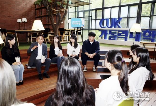 조용익 부천시장이 ‘천원의 아침밥’ 사업 현장인 가톨릭대학교를 방문해 학생들과 소통하고 있다.