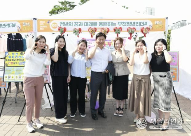 조용익 부천시장이 지난해 9월, 청년 주간행사에 설치된 ‘청년리더샵’ 부스를 방문했다. ‘청년리더샵’은 맞춤형 취업 지원 사업으로 청년 자립에 도움을 주고 있다.