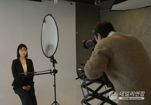 ‘부천 청년 드림(Dream) 사업’ 대상자로 선정된 한 청년이 스튜디오에서 증명사진을 촬영하고 있다.