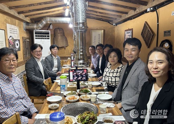 김병수 김포시장이 ‘소통밥상 通하는 한끼(통끼)’를 통해 본청 부서장들과 소통하고 있다.