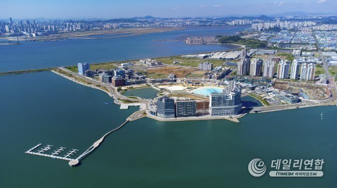 시화호와 거북섬 전경, 거북섬에서 시화호로 뻗어나가는 경관브릿지와 마리나 시설이 눈에 띈다.