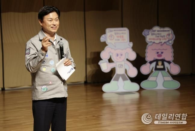 조용익 부천시장이 캠퍼스 컵 크루 1기 발대식 환영인사를 하고 있다.