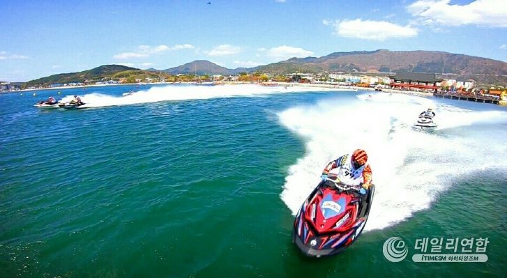 창원특례시,‘국화 향기 가득’마산항서 해양레저스포츠 대회 개최