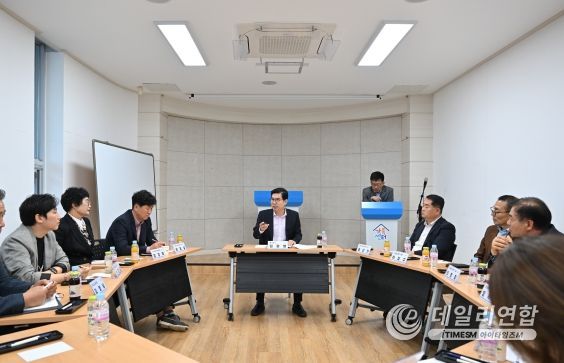 김광열 영덕군수가 재가장기요양기관 대표자들의 애로사항을 청취하며 소통하고 있다.