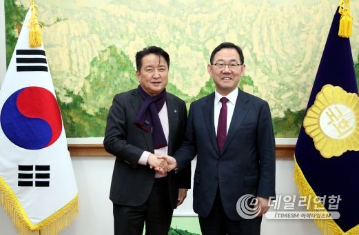 주호영 국회 부의장, 충북에 독도화 작품 기증