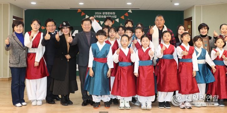 박승원 광명시장(왼쪽 다섯 번째)이 지난 30일 오후 오리서원에서 열린 ‘광명문화가족한마당’에 참석해 광명문화인대상 수상자들과 기념사진을 촬영하고 있다.