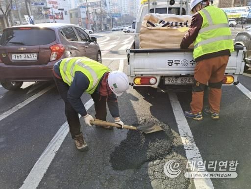 수로원 도로파손 보수작업