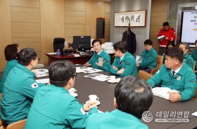 - 19일 밀양시장실에서 밀양시, 산림청, 경남도 관계자들이 함께 소나무재선충병 총력 방제를 위한 간담회를 개최하고 있다.