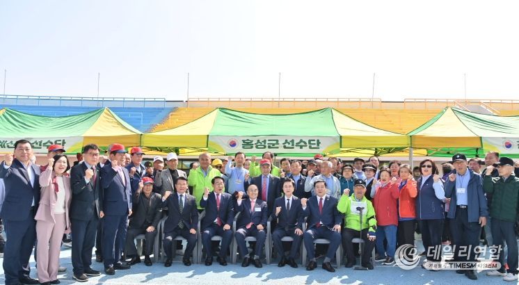 대한노인회 충남연합회장기 노인건강대축제서 선수단 격려