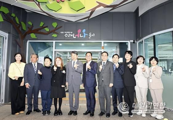 세 번째부터 문정복 더불어민주당 국회의원, 김현주 소래초등학교장, 이주호 사회부총리 겸 교육부장관, 김진수 경기도교육청 제1부교육감 순.