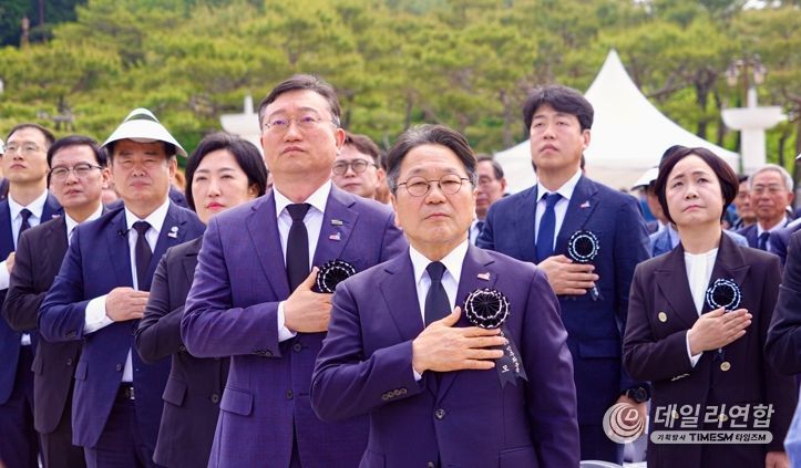 강기정 광주광역시장이 17일 국립5·18민주묘지에서 열린 제45주년 5·18민주화운동 추모식에 참석해 추모사를 하고 있다.