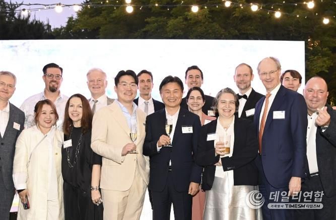 조용익 부천시장(가운데)이 지난 15일 주한유럽상공회의소가 주최한 올 유러피언 네트워크 나이트(All European Network Night)에 참석해 기념 촬영을 하고 있다.