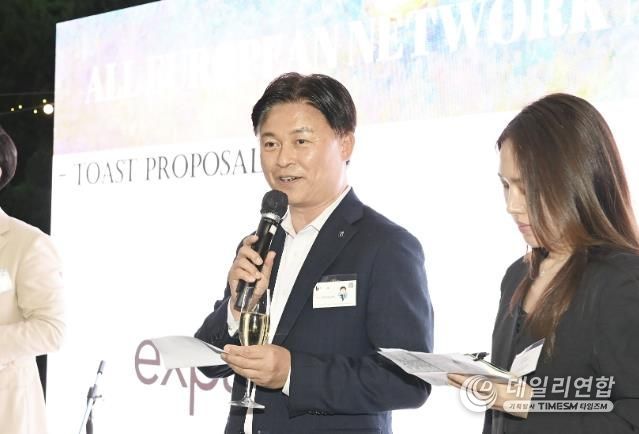 조용익 부천시장(가운데)이 지난 15일 주한유럽상공회의소가 주최한 올 유러피언 네트워크 나이트(All European Network Night)에서 건배 제의를 하고 있다.