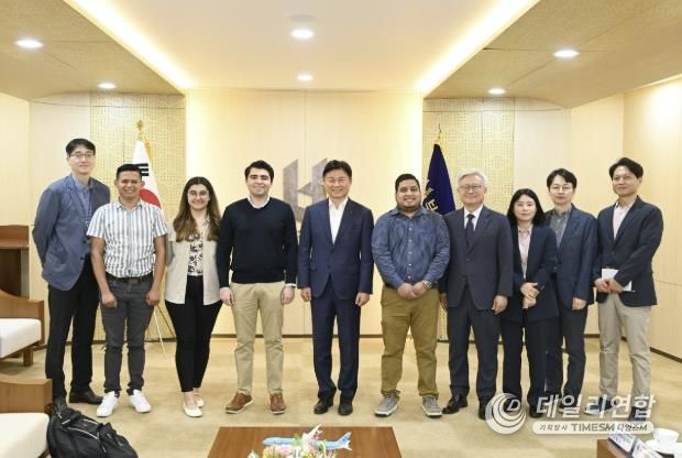 엘살바도르 공공사업교통부 방문단과 조용익 부천시장, 부천시 관계자들이 기념 촬영을 하고 있다.