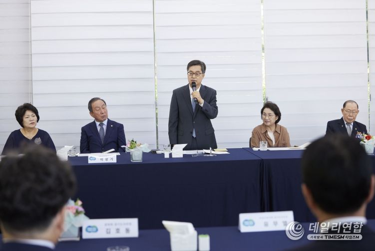 23일 오후 도담소에서 열린 경기도 보훈단체장 오찬 간담회에서 김동연 경기도지사가 인사말을 하고 있다.