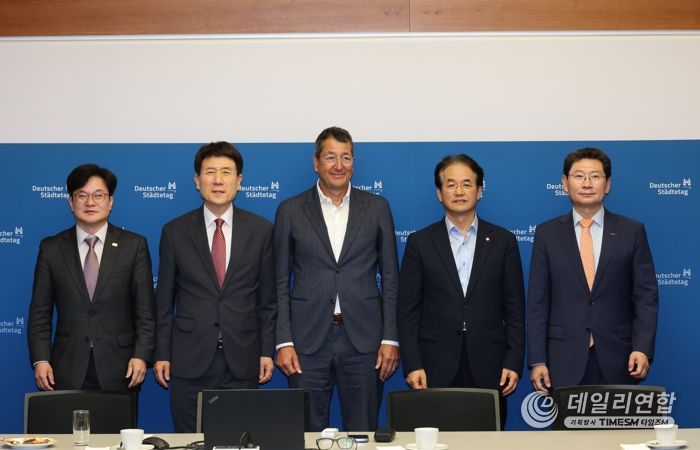 이상일 용인특례시장(오른쪽 첫 번째)은 5일(현지시간) 대한민국대도시시장협의회 소속 시장단과 함께 독일 베를린 독일도시협의회를 방문했다. 김병수 김포시장(왼쪽 첫 번째), 이강덕 포항시장(왼쪽 두 번째), 이동환 고양시장(오른쪽 두 번째)
