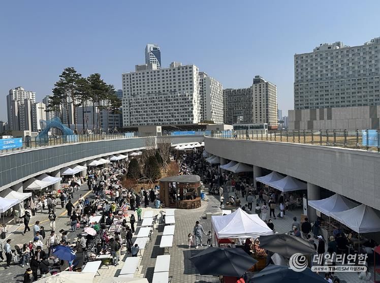 경기도담뜰에 많은 인원이 통행하고 있다