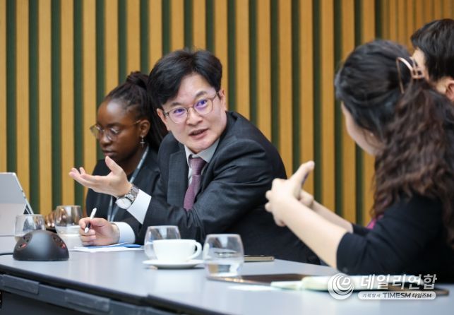 김병수 시장이 런던시청을 방문해 도시재생 관계부서와의 미팅을 진행하고 있다.